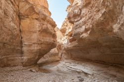 Camminando sul fondo del canyon di Tamerza, regione di Tozeur in Tunisia - © Sergey Hmelevskih / Shutterstock.com