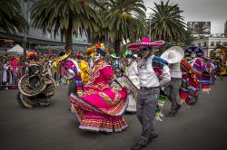 Da alcuni anni nelle strade di Città del Messico migliaia di persone partecipano come figuranti al corteo del Día de Muertos.
