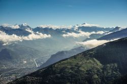 Nendaz vista dall'alto di uno dei suoi percorsi trekking, cantone del Vallese, Svizzera.



