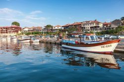 Nesebăr (Nessebar), Bulgaria: barche nel porto della cittadina affacciata sul Mar Nero - © Evannovostro / Shutterstock.com