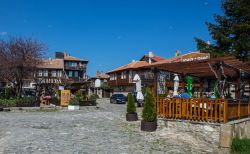 Nesebăr (Nessebar) è una cittadina della Bulgaria molto amata dai turisti, che la affollano soprattutto nei mesi estivi - © Damian Pankowiec / Shutterstock.com