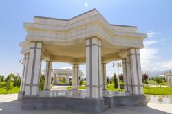 Neutrality Monument Park di Ashgabat, Turkmenistan. Questo parco commemora la posizione ufficiale di neutralità del paese.
