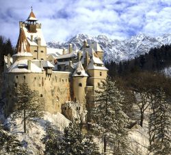 Il Castello di Bran in Romania, coperto di neve durante l'inverno - © Sebastian Nicolae / Shutterstock.com