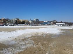 Neve in spiaggia sul Mar Nero a Varna, Bulgaria. Terza città del paese dopo Sofia e Plovdiv, Varna è una bella località balneare e importante porto sul Mar Nero.

