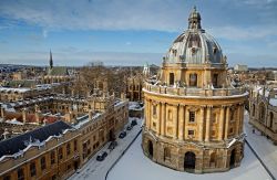 Neve sulla Radcliffe Camera al Lincoln College di Oxford, Inghilterra.
