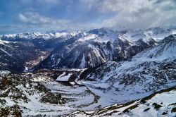 Neve sulla valle di Pejo, Trentino Alto Adige. Nella stagione invernale la valle di Pejo offre ai turisti impianti e piste che si snodano ai piedi del monte Vioz.



