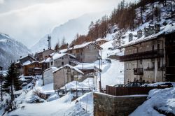 Neve sull'abitato di Valgrisenche, Valle d'Aosta. Le precipitazioni nevose cadono da metà novembre/inizio dicembre sino a metà aprile.
