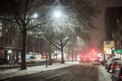 Neve sulle auto lungo una strada del centro di Dortmund, Germania, durante una tormenta di notte - © Paparacy / Shutterstock.com