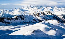 Neve sulle vette dello ski resort Les Arcs nella Alpi della Savoia (Francia).

