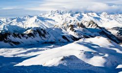 Neve sulle vette dello ski resort Les Arcs nella Alpi della Savoia (Francia).

