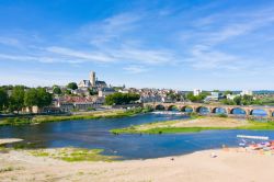 Nevers in estate, Francia, con il ponte in pietra che attraversa la Loira.

