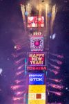 New York City: lo scoccare della mezzanotte durante il Capodanno a Times Square, dove tutto il mondo osserva lo spettacolo del New Year’s Ball Drop - foto © KC AmyHart