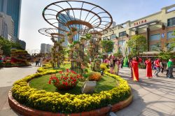 Nguyen Hue Street è una delle strade pedonali di Ho Chi Minh City (Vietnam), frequentata sia dai locali che dai turisti per una passeggiata - © Quang nguyen vinh / Shutterstock.com ...