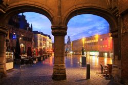 Nijmegen, Olanda: una vecchia porta fra Market Place e la chiesa di Santo Stefano al tramonto.

