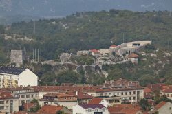 La città di Niksic con sullo sfondo la fortezza di Onogost, Montenegro. Il primo nome di questo insediamento fu Anagastum poi traslitterato in Onogost, utilizzato in tutta l'epoca ...