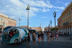 Place Massena a Nizza, Francia. A renderla uno dei principali luoghi turistici della città è la caratteristica pavimentazione a mattonelle bianche e grigie che fa da sfondo alle ...