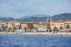 Nizza fotografata dal mare, Francia. Nissa, in dialetto nizzardo, è una delle città più turistiche affacciate sulla Costa Azzurra nel dipartimento delle Alpi Marittime.
 ...