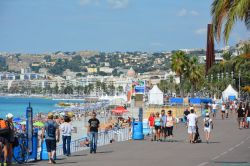 Nizza, Promenade des Anglais, il celebre lungomare della Francia. Questa passeggiata fu costruita nel 1821 su richiesta del reverendo Lewis Way.
