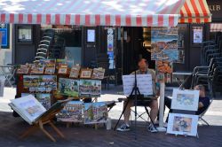 Un pittore in Corso Saleya a Nizza, Francia. Oltre a ospitare bancarelle di fiori, quest'area pedonale della città è anche perfetta cornice per artisti e prodotti tipici.
 ...