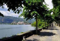 Nonio, provincia di Verbania: camminata sulla riva del sottostante lago lago d'Orta