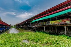 Nonthaburi, uno dei tradizionali mercati galleggianti della regione. Sono fra le attrazioni turistiche più visitate dai turisti in visita in Thailandia - © CHALERMPHON SRISANG / ...