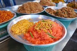 Noodle alle uova in uno street food al mercato di Phantip a Koh Pha Ngan, Thailandia. Il Pad Thai è un tipico piatto della cucina locale a base di pasta di riso saltata in padella con ...