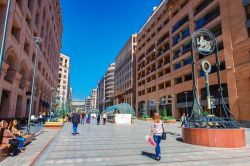 Northern Avenue, la strada pedonale dedicata allo shopping nel centro cittadino di Yerevan, Armenia - © alionabirukova / Shutterstock.com