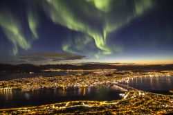 Norvegia: l'Aurora Boreale a Tromso visibile nonostante l'inquinamento luminoso
