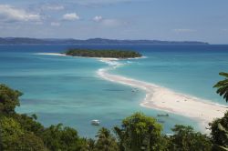 La lingua di sabbia che congiunge le due isole di Nosy Iranja (Madagascar) misura 1,2 km e affiora solo con la bassa marea - foto © Jordi Prat Puig / Shutterstock
