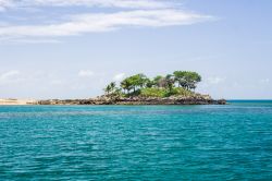 Uno scorcio dell'isola di Nosy Komba, un paradiso tropicale nel nord-ovest del Madagascar - foto © Pierre-Yves Babelon / Shutterstock.com