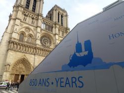Le installazioni per gli 850 anni di Notre Dame ...