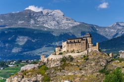 Sion ha uno sfondo incantevole: è circondata da vigneti, attraversata dal tortuoso corso d'acqua del Rodano e sull'abitato incombono due colline sormontate ciascuna da un castello ...