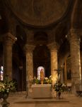Notre Dame la Grande a Poitiers (Francia): altare con statua della Vergine Maria con il Bambino - © DyziO / Shutterstock.com