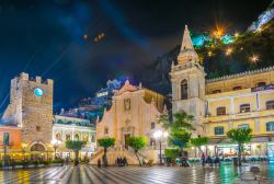 Notte a Taormina nella centralissima Piazza IX aprile la terazza panoramica della città - © trabantos / Shutterstock.com