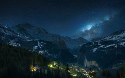 Notte stellata con VIa Lattea sulla Lauterbrunnental la valle nele Alpi Svizzere ai piedi dello Jungfrau