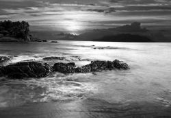 Notte tropicale sull'Oceano Indiano con l'isola di Silhouette al tramonto, Seychelles (Africa). Una suggestiva immagine in bianco e nero - © SueC / Shutterstock.com