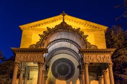 Notturno alla Chiesa di San Leopoldo a Follonica, costa della Toscana