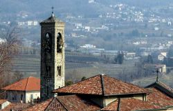 Novazzano, Svizzera: panorama della chiesa principale e dell suo campanile romanico - © Comune di Novazzano