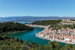 Novigrad, Croazia: siamo sulla costa meridionale del mare di Novigrad, in un golfo stretto e lungo proteso ai piedi del Velebit.

