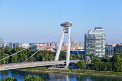 Il Nový Most è il principale ponte della città di Bratislava. Attraversa il Danubio con un'unica campata senza piloni di sostegno nel letto del fiume - foto © Shchipkova ...