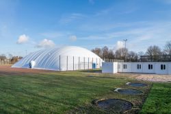 Il nuovo air dome di Huels, Krefeld, Germania. La costruzione di questo borgo nei pressi di Krefeld accoglie anche i rifugiati  - © Lukassek / Shutterstock.com