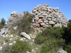 il nuraghe Pranu vicino a Ulassai in Sardegna  - © Damiano Rossi - CC BY-SA 3.0 - Wikimedia Commons.