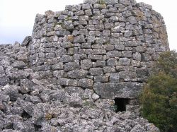 Ulassai, Sardegna: il Nuraghe s'Ulimu - © Damiano Rossi - CC BY-SA 3.0 - Wikimedia Commons.