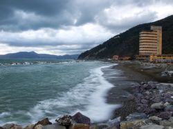 Nuvole e onde lungo la costa di Chiavari, Liguria.

