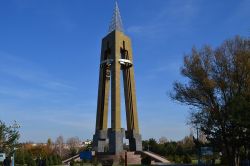 L'obelisco dedicato agli eroi dell'assedio di Leningrado. Siamo a Bishkek, capitale del Kirghizistan - ©  ITU Pictures CC BY 2.0, Wikipedia