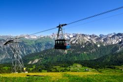 Oberstdorf, Germania: la funivia di montagna trasporta i visitatori sino a valle - © Kuzmalo / Shutterstock.com