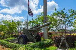 Un obice M114A2 155 mm con la bandiera Pow Mia al memorial Fletcher Park, Pembroke Pines (Florida) - © Holly Guerrio / Shutterstock.com