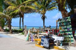 Oggetti di artigianato fatti a mano di fronte a una spiaggia di Mahahual, Messico - © mundosemfim / Shutterstock.com