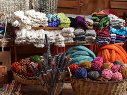Oggetti tipici venduti in un mercato di Pucon, Cile: guanti e berretti in calda lana colorata.



