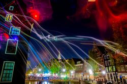 Olanda: luci e colori ad Amsterdam di notte, durante il Festival delle Luci (Light Festival).